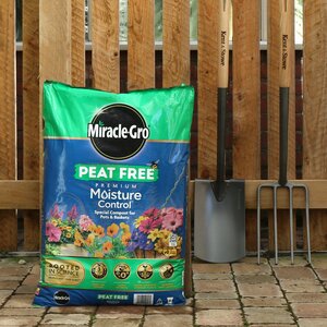 Miracle-Gro® Peat Free Premium Moisture Control Compost - 40 Litre