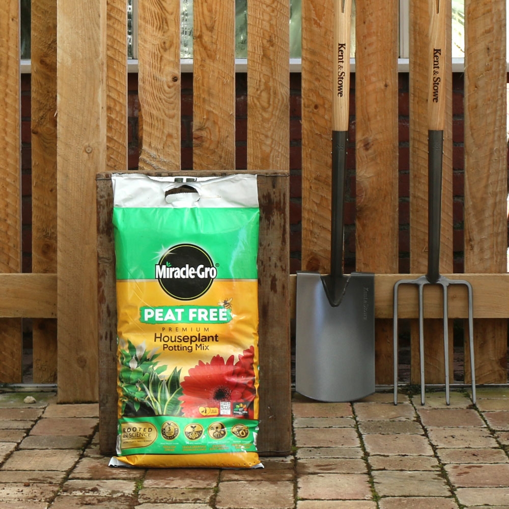 MiracleGro Premium PeatFree Houseplant Potting Mix 10 Litre